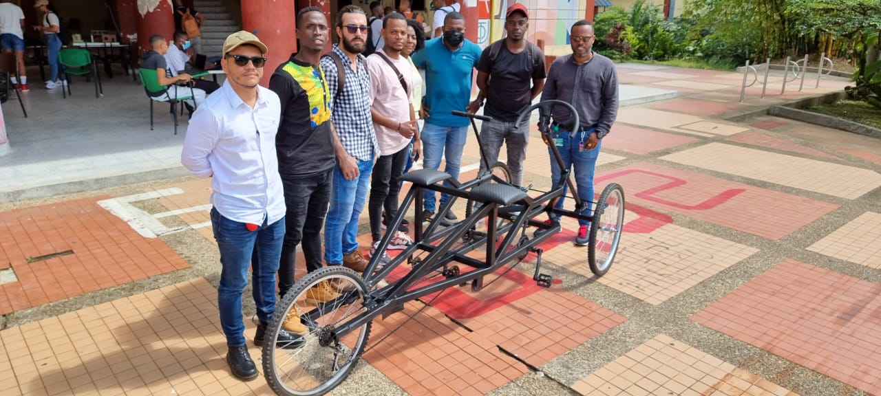 Estudiantes de Arquitectura de la UTCH diseña prototipo de vehículo urbano para movilidad sostenible.