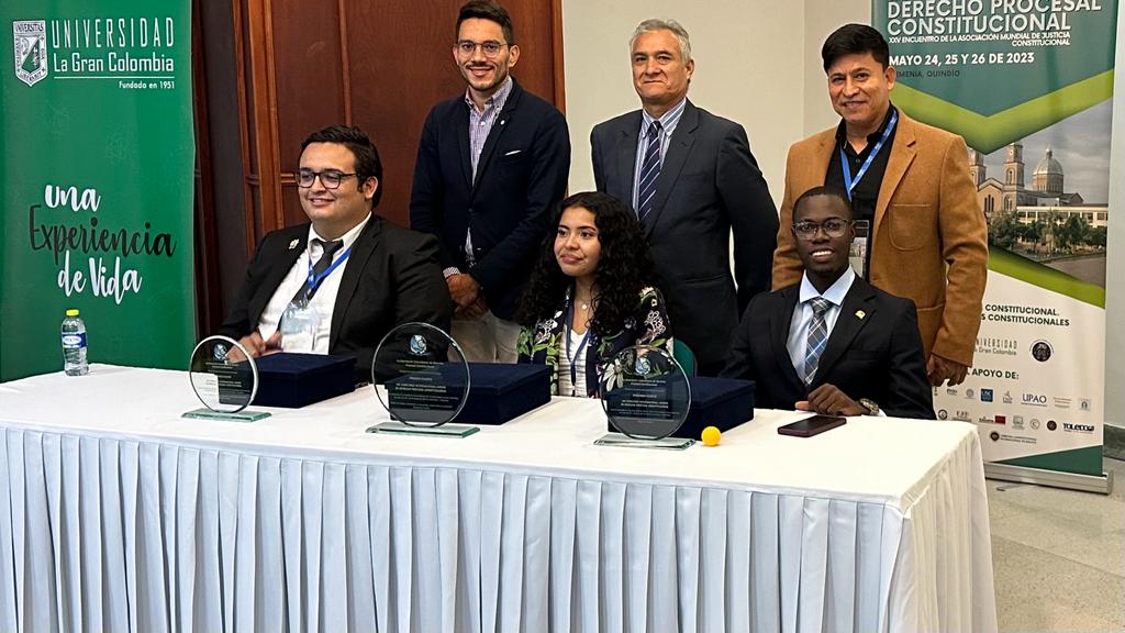 Primero, segundo y tercer puesto, en su orden con los tutores de cada semillero. Colombia Utch. Perú universidad de Upao y Universidad la Gran Colombia de Armenia