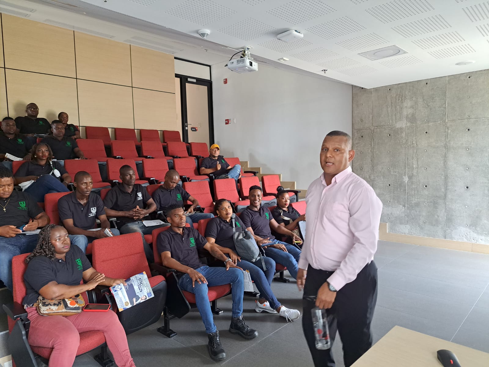 Estudiantes en simulación de la Bolsa de Valores