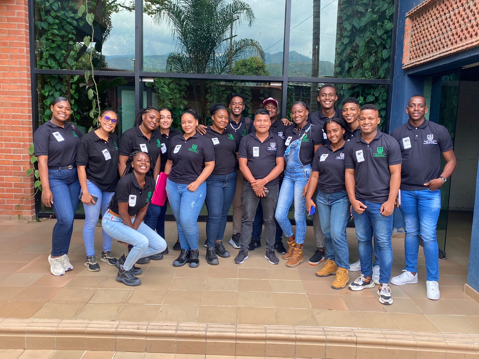 Estudiantes visitan la empresa Agraf Industrial